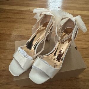 Elegant Cream Women's Chunky Heels with Bow Detail 7.5